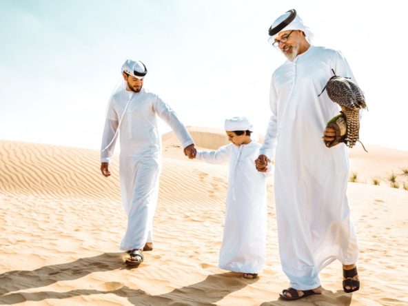 Eine Familie beim Spaziergang in einer Düne in Arabian Ranches, Dubai. Familienfreundliche Gemeinden in Dubai