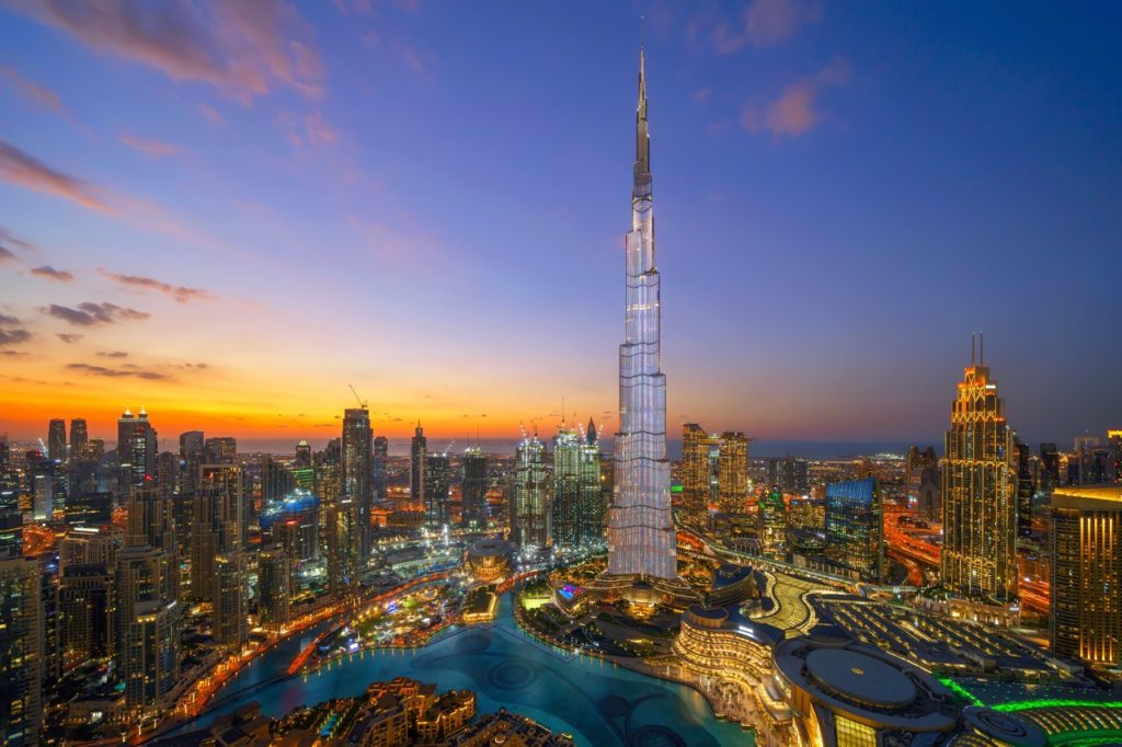 Une vue panoramique époustouflante de Burj Khalifa au coucher du soleil, le gratte-ciel le plus emblématique de Dubaï.