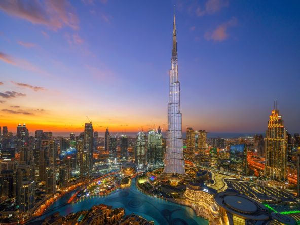 Une vue panoramique époustouflante de Burj Khalifa au coucher du soleil, le gratte-ciel le plus emblématique de Dubaï.