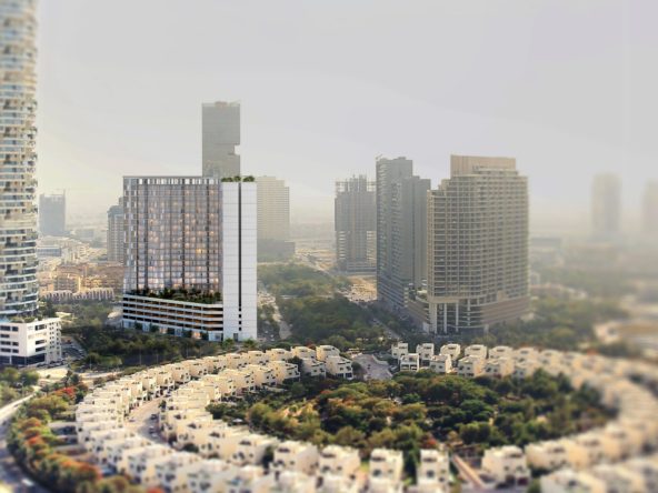 Gros plan sur un balcon du Luma Park Views, qui offre des places assises en plein air et une vue imprenable sur le paysage urbain de Dubaï. Jumeirah Village Circle JVC